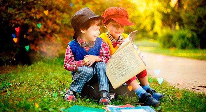 Crianças lendo em um parque