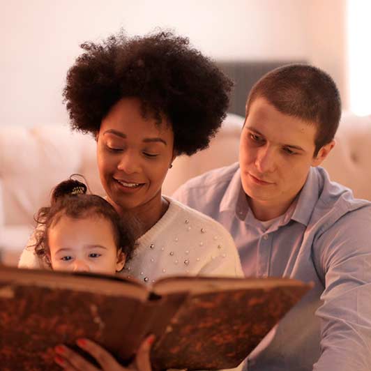 Família lendo um livro